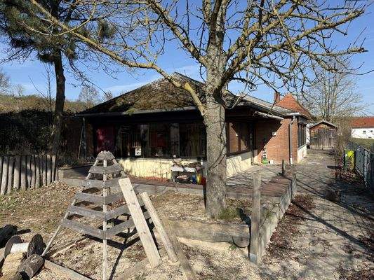 Rückwärtiger Blick auf Kindergarten