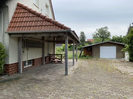 Carport und Kellereingang
