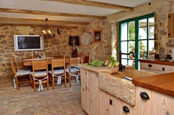 Rustikales Steinhaus