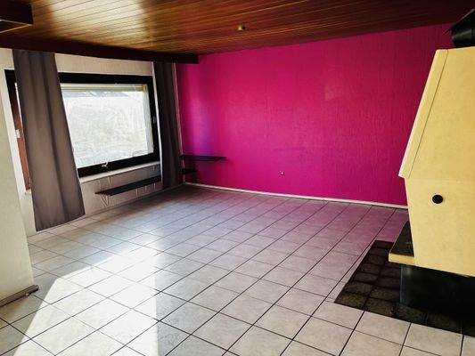 heller Ess- und Wohnbereich mit Terrassenzugang