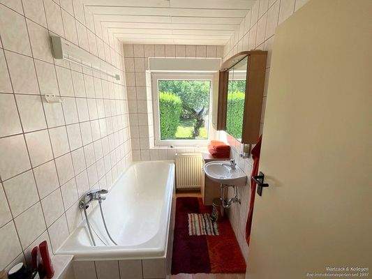 Tageslichtbad mit Badewanne und Waschbecken