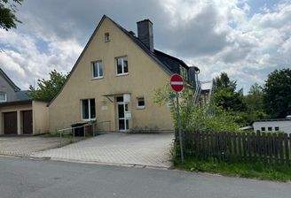 Eingang mit Garagen.JPG