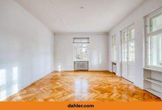 Wohnzimmer mit Zugang zur Loggia