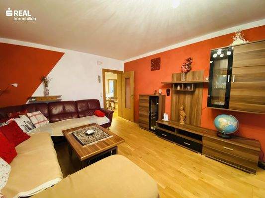 Wohnzimmer mit Ausgang auf Süd-Loggia