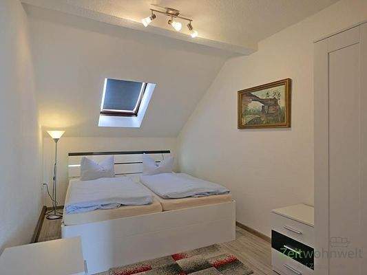 Schlafzimmer mit Kleiderschrank