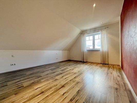 Zimmer I mit Ankleideraum im DG