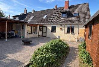 Hausansicht mit Freisitz