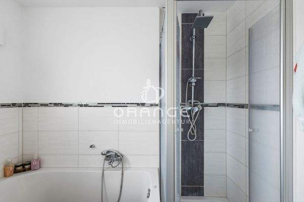 Badewanne und Dusche