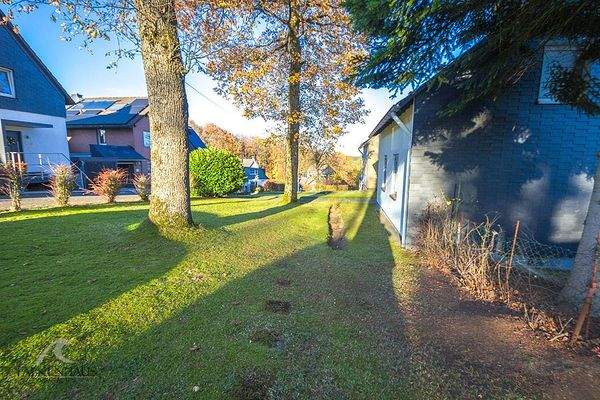 Gebäudevorseite - Viel Platz bis zur Strasse