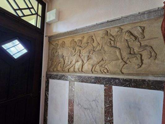 Relief im Eingangsbereich