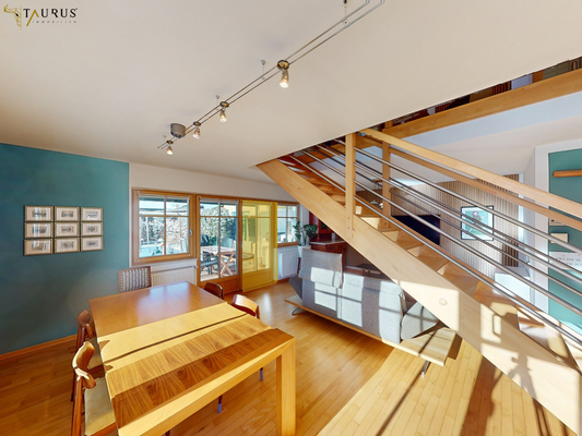 Wohn-Essbereich und Terrassentür (gelb markiert)