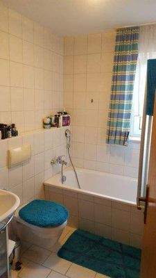 Bad mit Fenster und Wanne