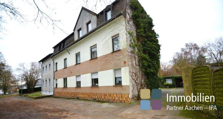 Straßenansicht und Parkplätze 