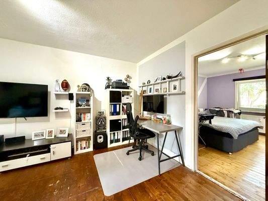 Wohnzimmer mit Arbeitsplatz