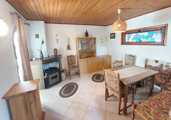 Wohnzimmer mit Kamin