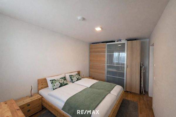 Schlafzimmer_KI_geräumt_2