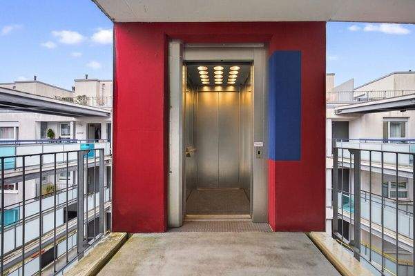 Aufzug, es gibt auch einen größeren 2. Aufzug