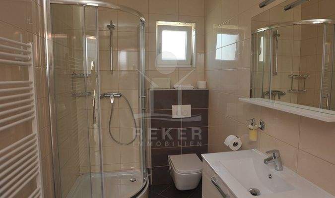 Drei attraktive Badezimmer