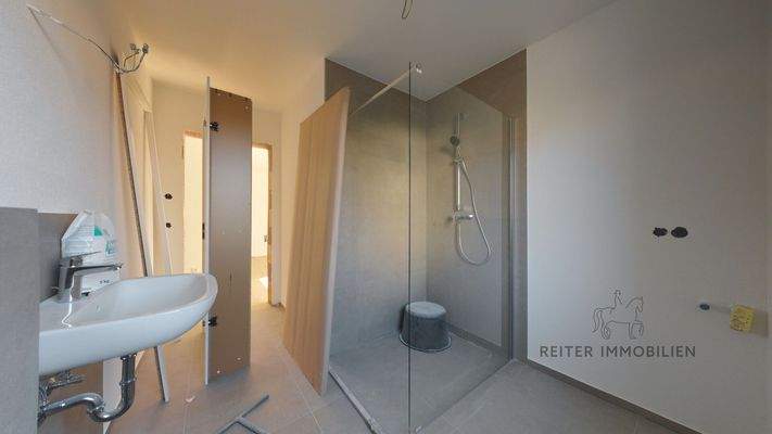 Badezimmer mit ebenerdiger Dusche