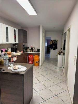 Wohnung EG: Küche mit Übergang zum Flur