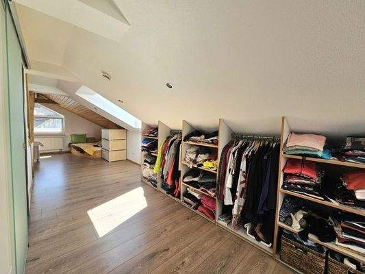 Flur mit begehbarem Schrank