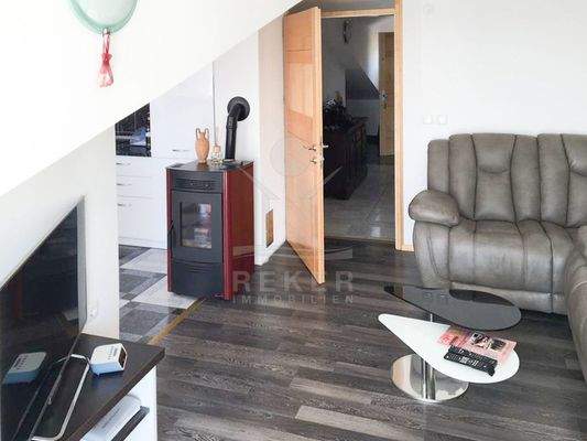 Pelletofen zwischen Küche und Wohnzimmer