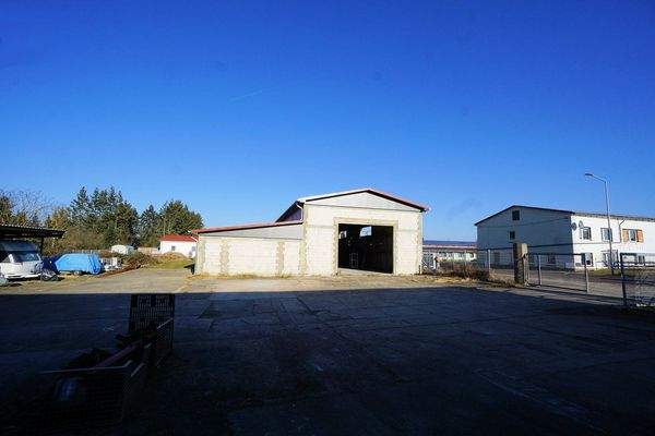 Haupteingang Halle (3).jpg