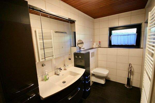 Badezimmer (Haus links)