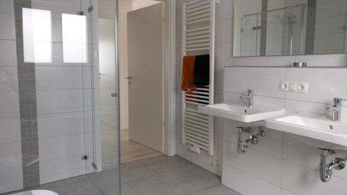 Handtuchwärmer und zwei Waschtische im Bad