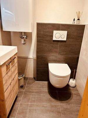 WC-Raum mit Waschbecken