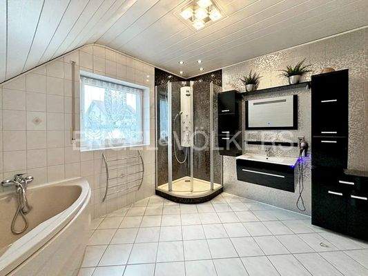 Bad mit Wanne u. Dusche OG