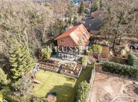 Repräsentative und attraktive Luftaufnahme der Immobilie ...