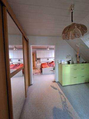 Blick in das Ankleide- und Schlafzimmer 