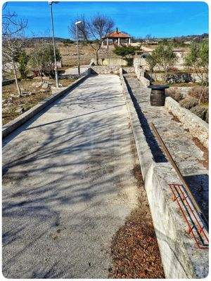 Die asphaltierte Zufahrtstrasse