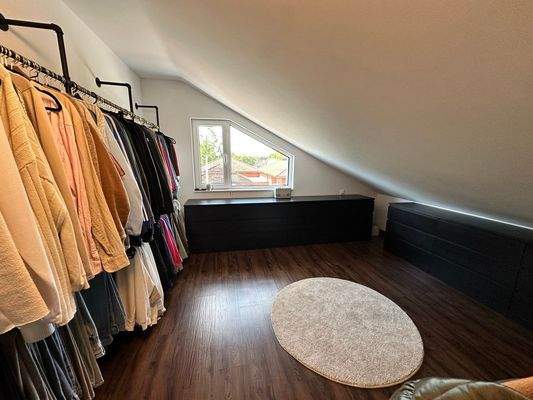 Schlaf- oder Ankleiderzimmer DG