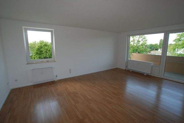 Köhler-Immobilien - Wohnbereich mit Zugang zum Balkon