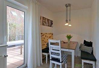 Esstisch vor dem Balkon