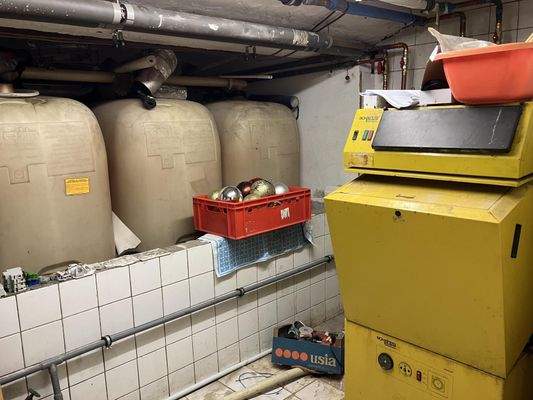 Defekte Ölheizung im Keller des Haupthauses