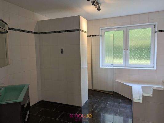 Dusch- und Wannenbad im Erdgeschoss