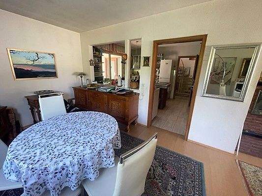 Essen mit Blick in Küche