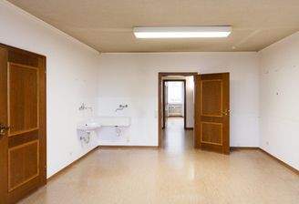 Zimmer mit Waschbecken