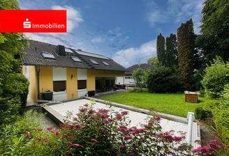 KI-generiert: Gartenansicht mit Pool