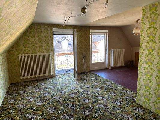 Zimmer OG mit Zugang zum Balkon