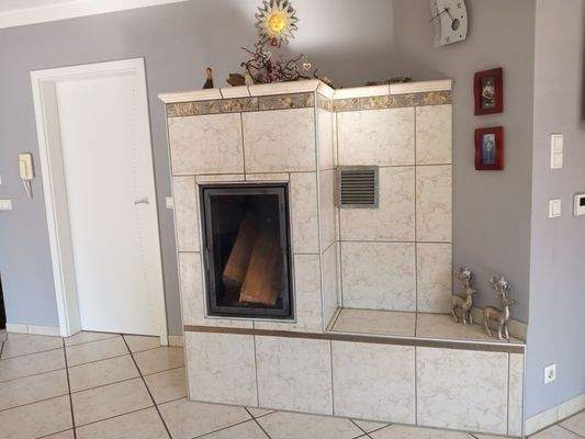 Speicher-Grundofen mit Wärmetauscher im Wohnzimmer