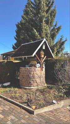Brunnen vor dem Haus