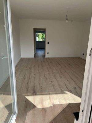 Wohnraum mit Balkontür,Sicht zum SZ - Beispielbild