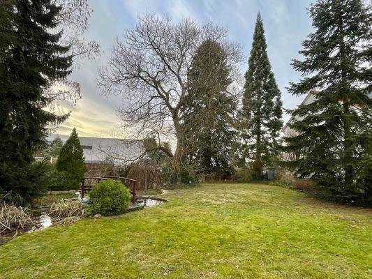 Das gesamte Grundstück ist bereits  geschmackvoll angelegt und mit einem hübschen Teich ausgestattet worden