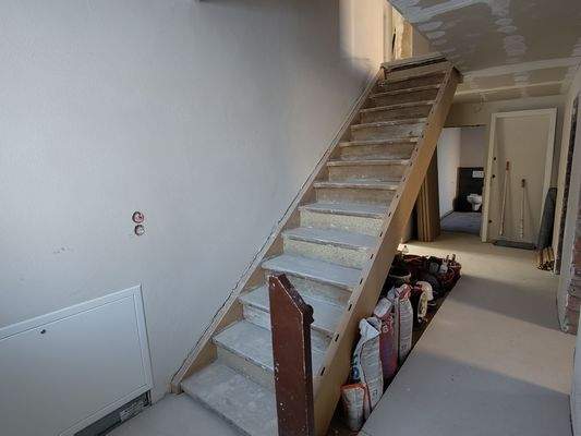 Flur und Treppenaufgang (2).jpg