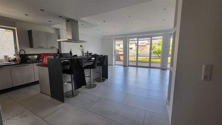  Wohn- und Eßbereich mit offener Küche 