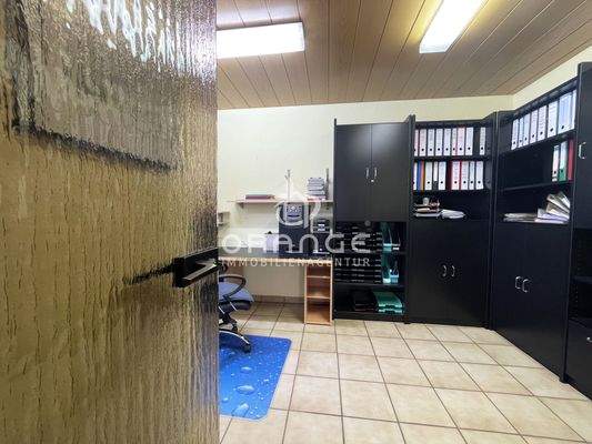 ...befindet sich dort noch ein Büro...